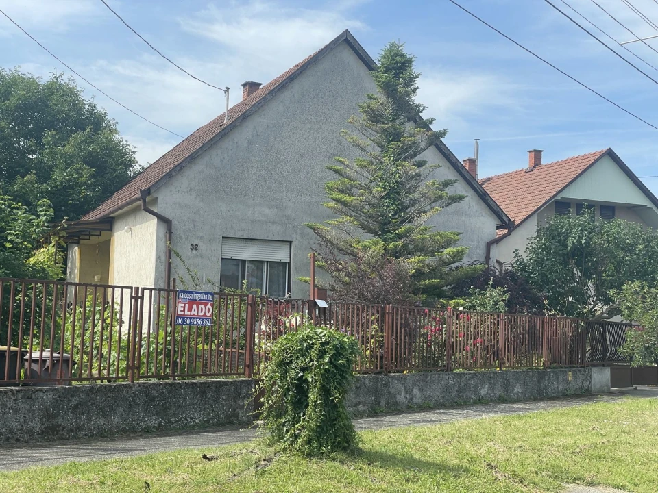 Kalocsa kertvárosában földszintes családi ház eladó!