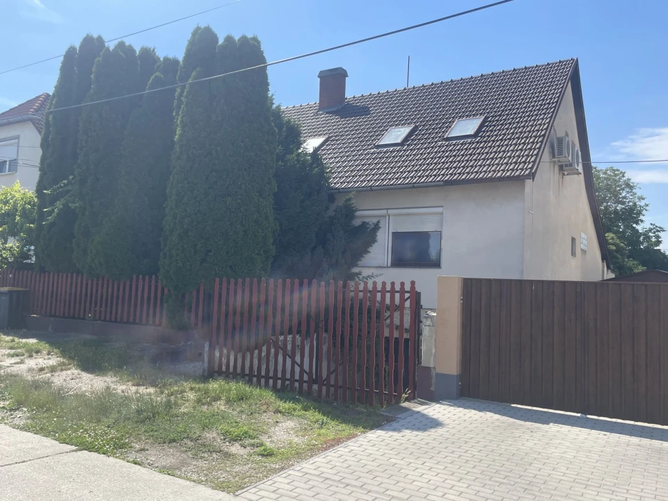 Kalocsán a Kertvárosban tágas családi ház eladó!