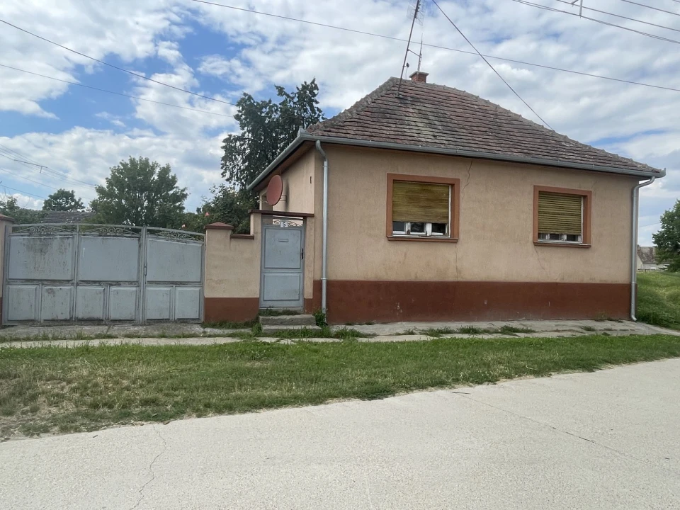 Dunaszentbenedeken a központ közelében komfortos családi ház eladó!