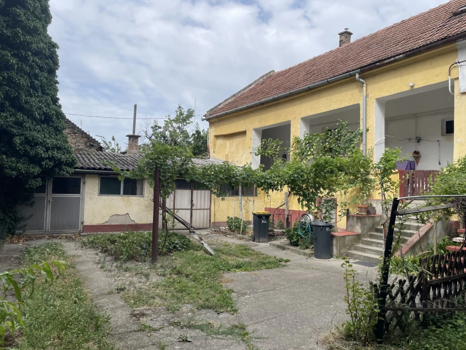Kalocsán a városközpontban udvari lakás eladó!