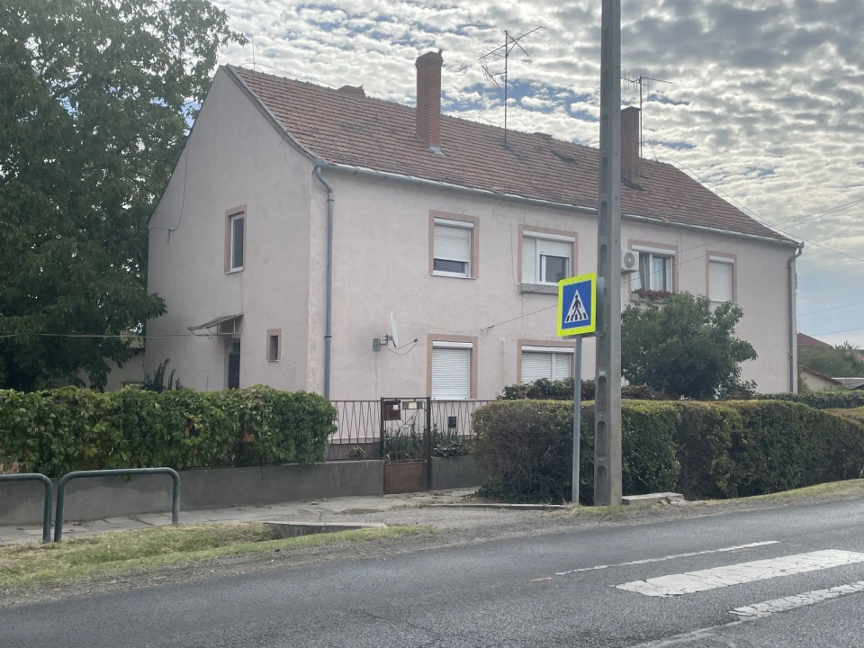 Dunapatajon komfortos földszinti lakás saját használatú udvarrésszel eladó!