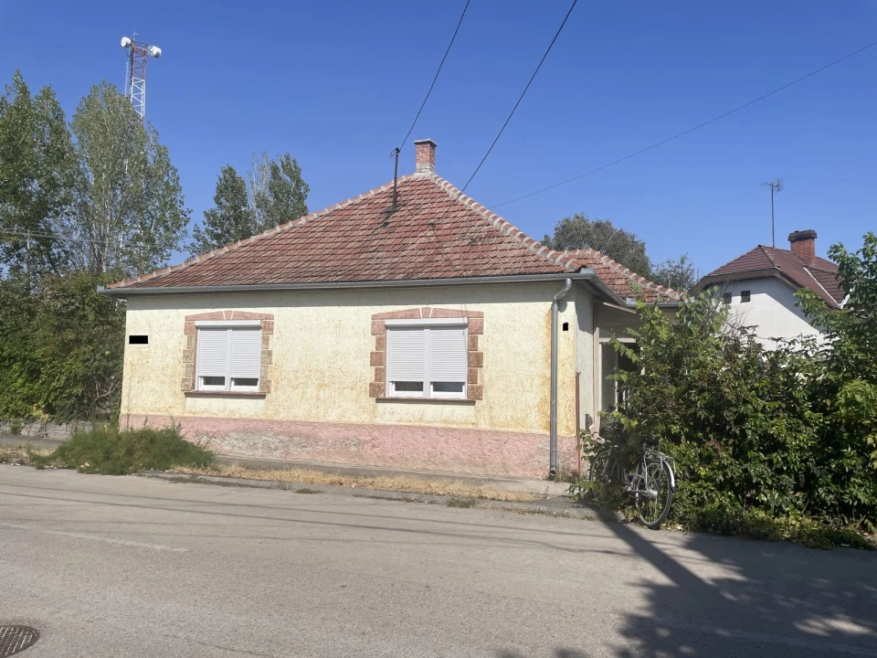 Kalocsán nagyon jó elhelyezkedésű felújítandó kis családi ház eladó!