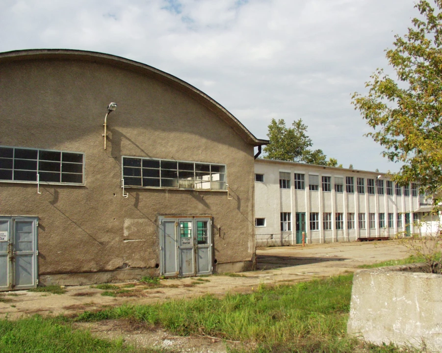 Eladó műhely, Komárom