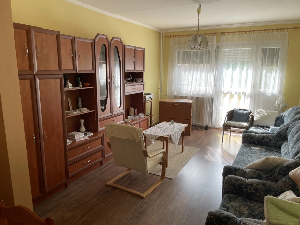 Eladó panellakás, Győr