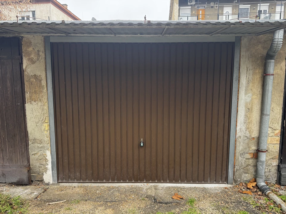 Eladó egyedi garázs, Győr