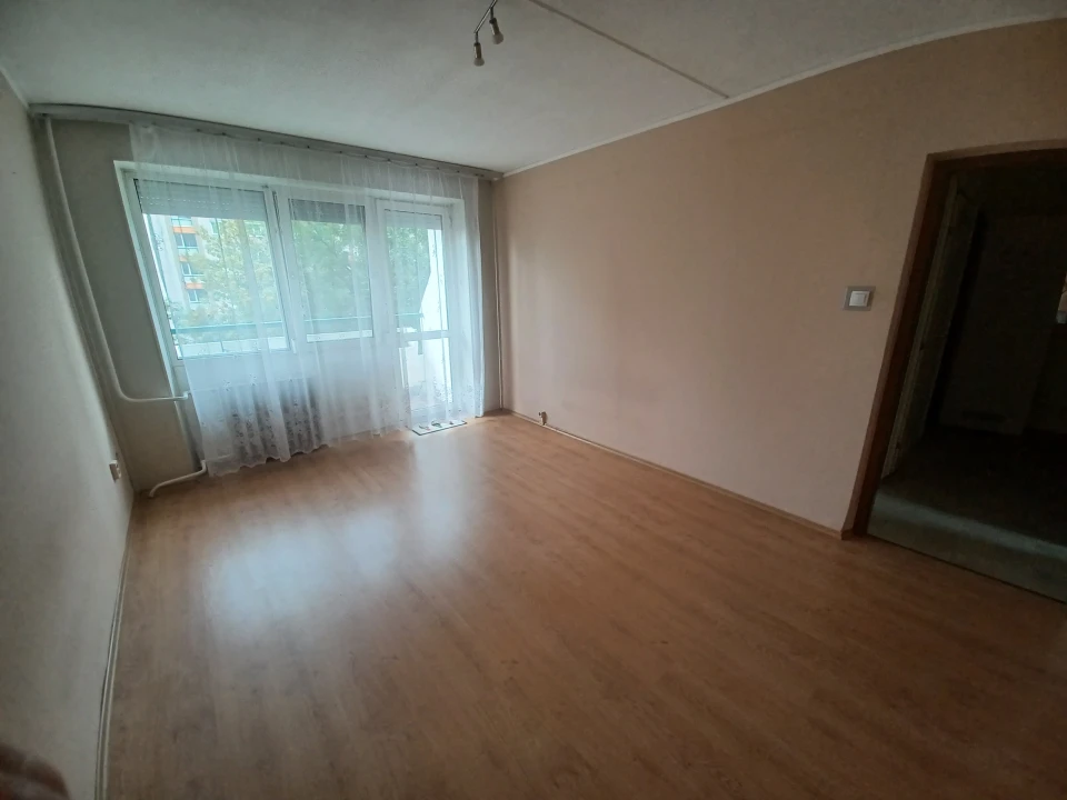 Kiadó panellakás, Győr