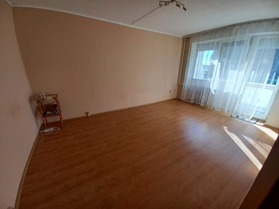 Kiadó panellakás, Győr