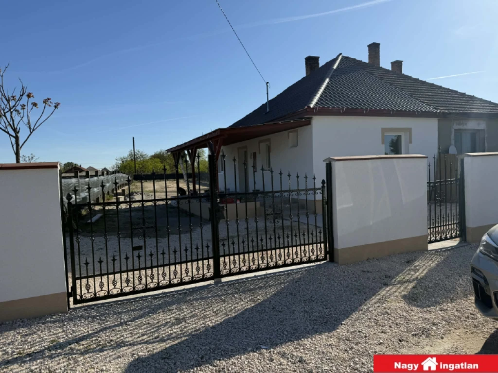 Eladó téglalakás, Örkény