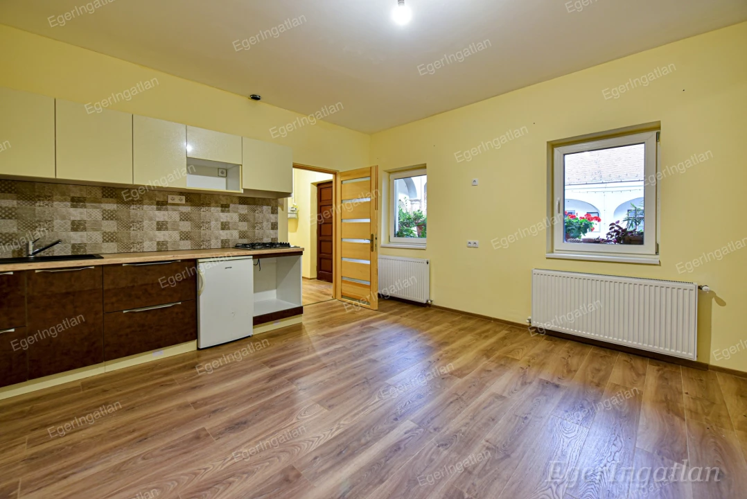 For rent brick flat, Eger