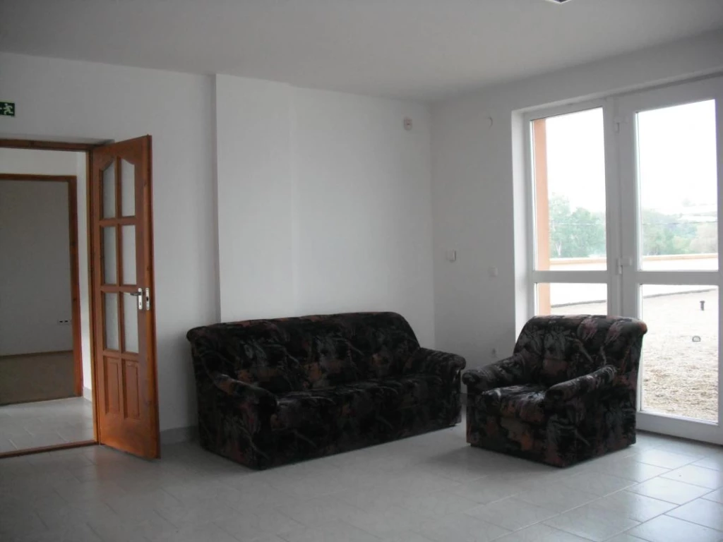 Kiadó gyárépület, Cserépfalu