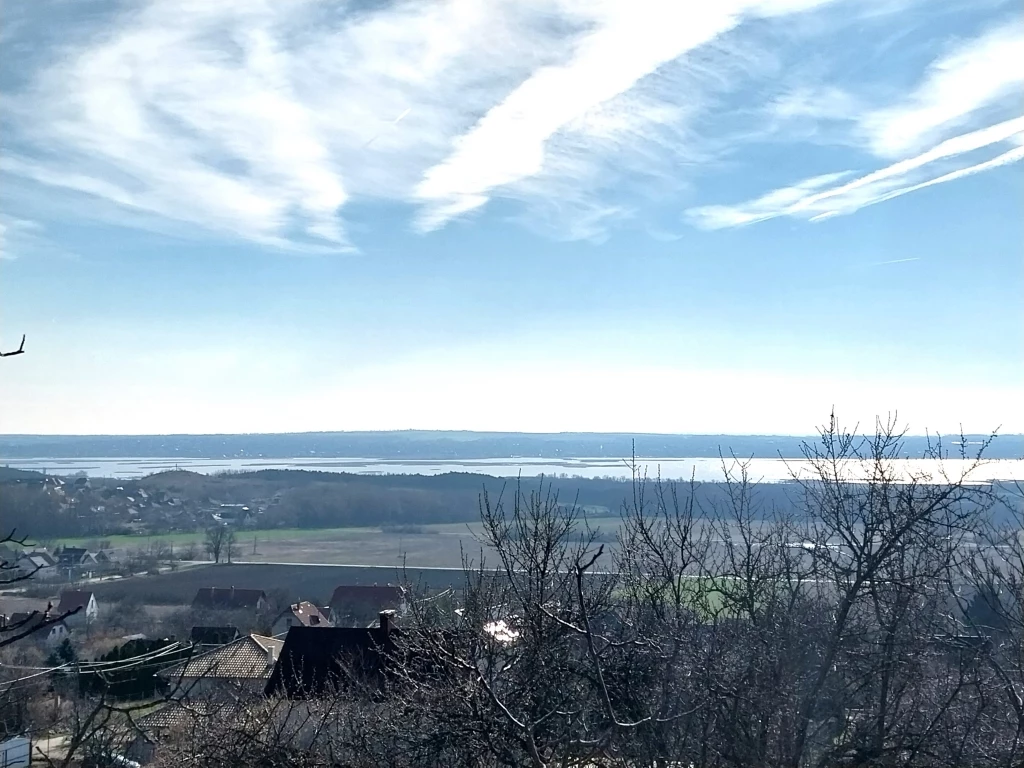 Sukorón lakóház eladó! Csodás egyedi panoráma a Velencei-tóra!