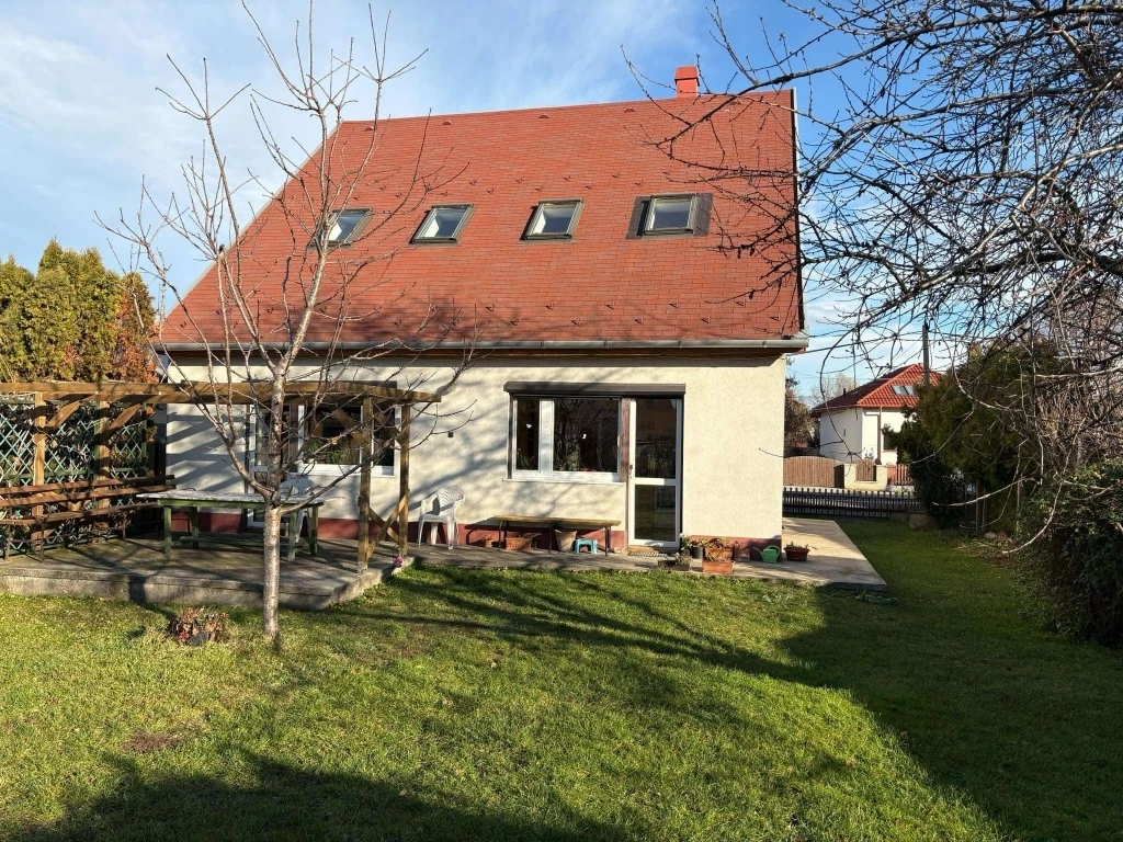 RÁCALMÁS KÖZPONT KÖZELÉBEN 3 SZINTES, 4 SZOBÁS CSALÁDI HÁZ ELADÓ