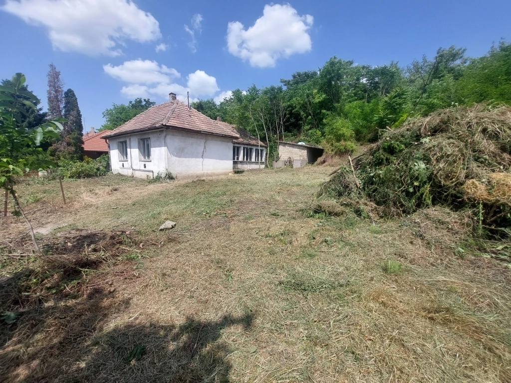 KÖZMŰVES ÉPÍTÉSI TELEK KULCS CSENDES LAKÓÖVEZETÉBEN, DUNAPART ÉS KÖZPONT KÖZELÉBEN