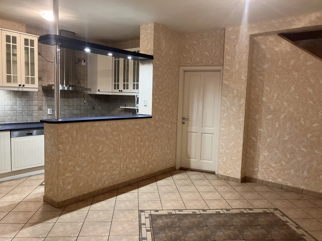 Székesfehérváron eladó egy belváros közeli szép ház medencével!