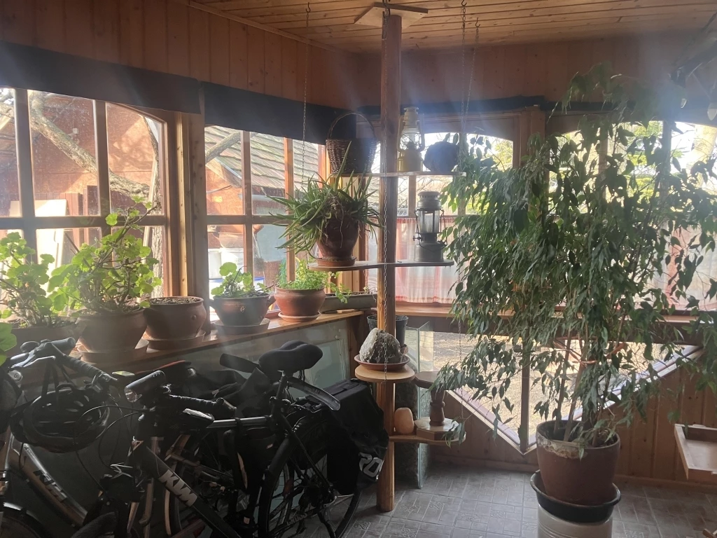 Székesfehérváron eladó egy 2004-ben épült ház két generációnak is !