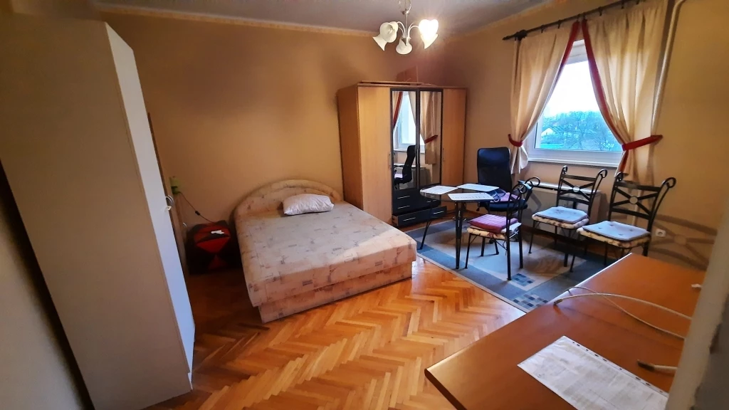 Belváros közeli jó állapotú tégla lakás eladó!