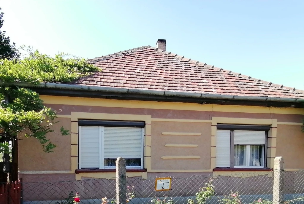 ELADÓ TÉGLA ÉPÍTÉSŰ CSALÁDI HÁZ PUSZTASZABOLCSON!