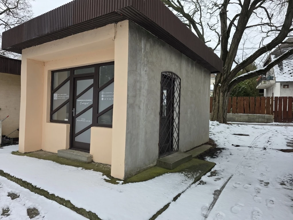 VELENCE KÖZPONTJÁBAN 13 M2-ES KÜLÖN ÁLLÓ ÜZLETHELYISÉG ELADÓ, BEFEKTETÉSNEK IS KIVÁLÓ!