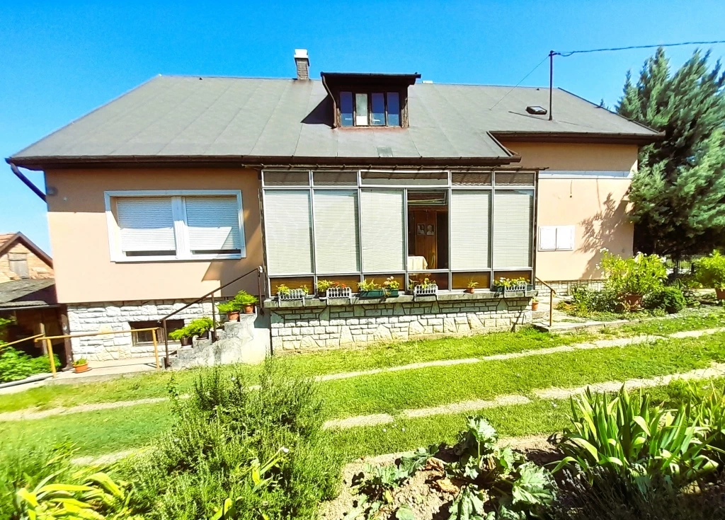 Balatonhoz közel Nagyberényben jó állagú lakóház eladó!