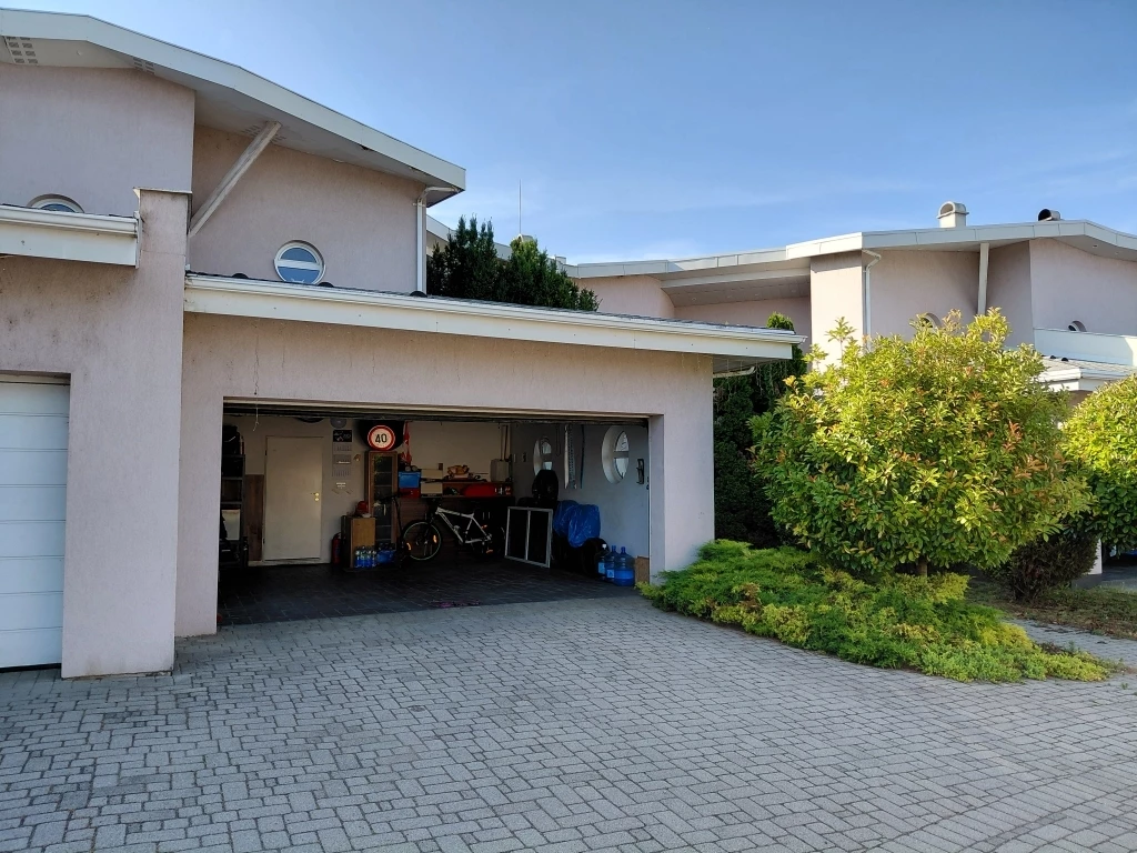 Öreghegyi IGÉNYES OTTHON eladó, nappali 4 szobával