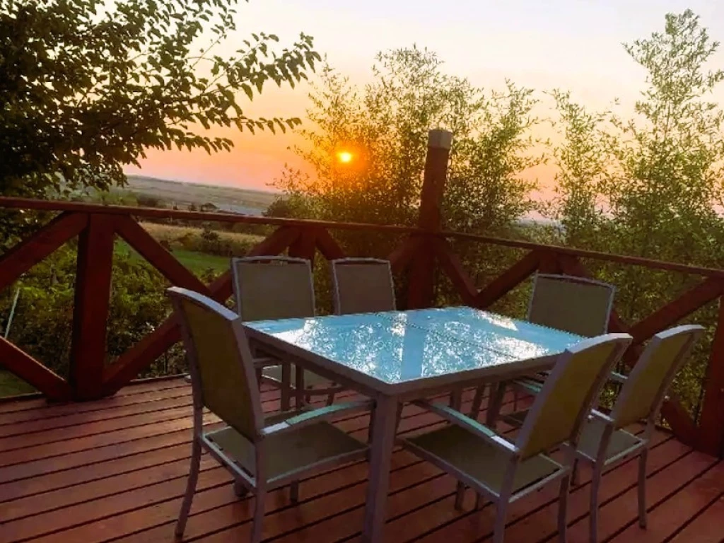 Pázmándon a Velencei tó szomszédságában ökógazdálkodásra alkalmas telek     vendégházzal eladó!