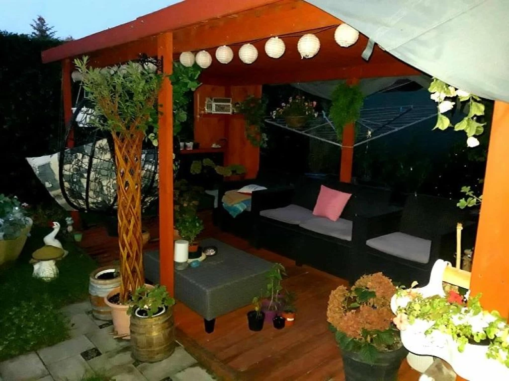 Modern téglalakás - hangulatos kerttel