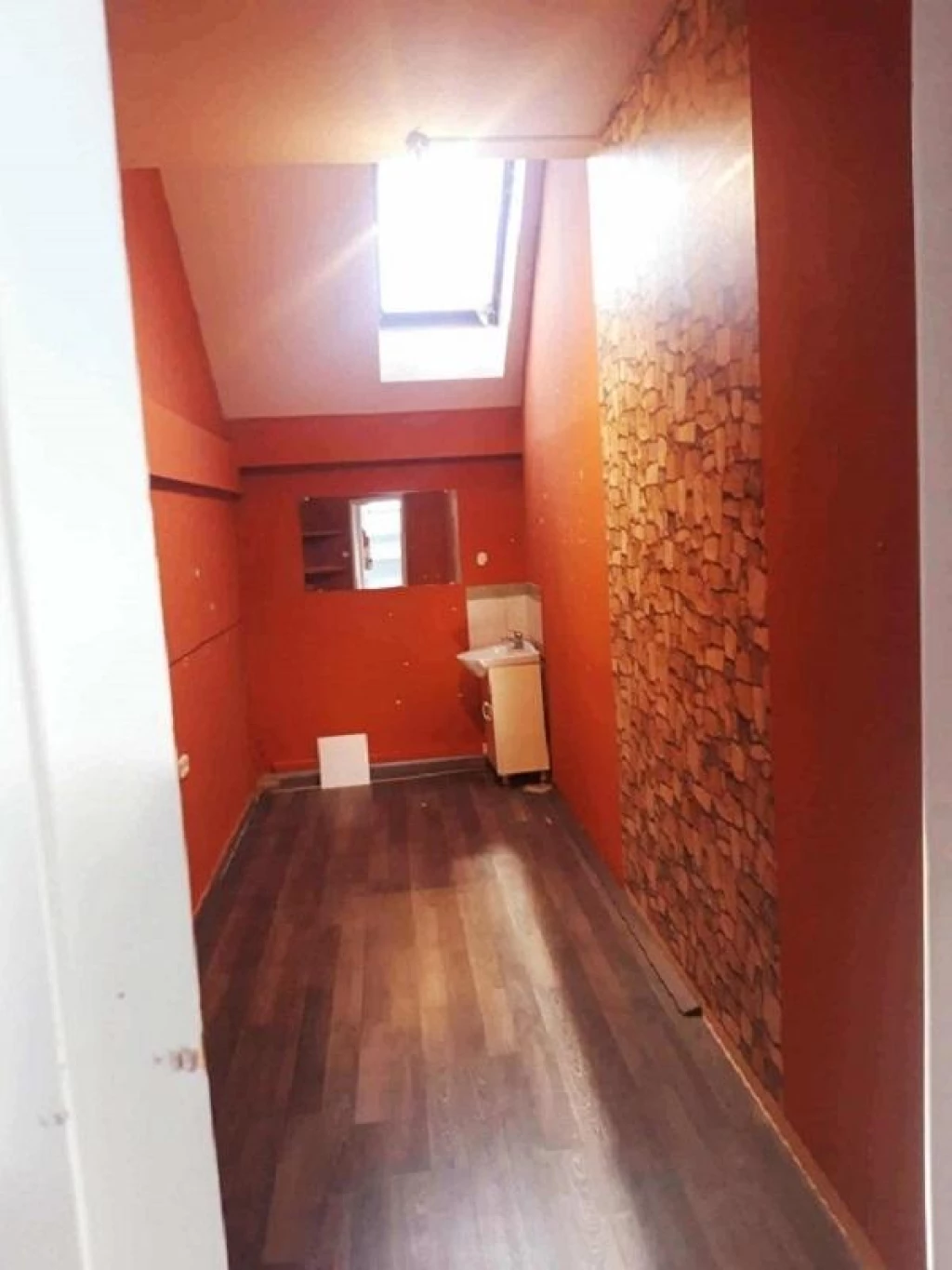 Üzletház eladó - irodának, vállakozás/ok helyszíneként