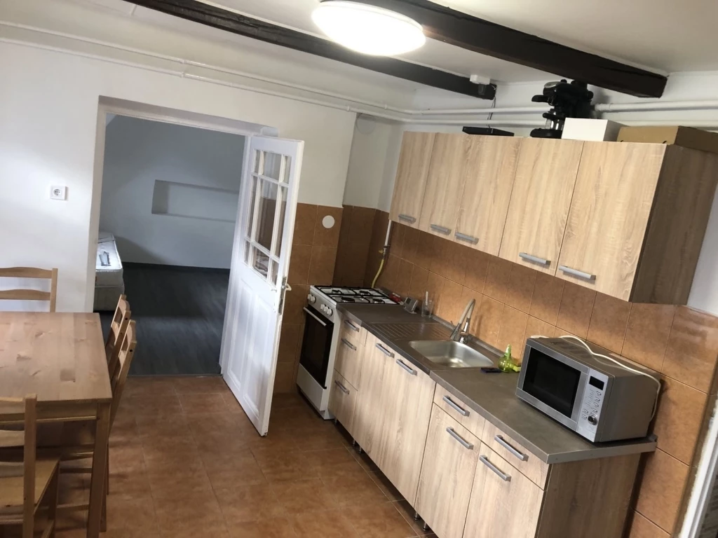 2 CSALÁDI HÁZ EGY TELKEN KIADÓ IVÁNCSÁN!