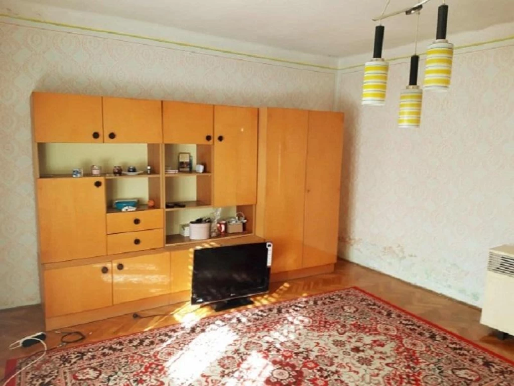 Eladó székesfehérvári családi ház-számos lehetőséggel-hangulatos kis kerttel