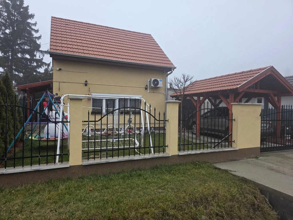 PUSZTASZABOLCS CSENDES LAKÓÖVEZETÉBEN, 2 SZINTES, HANGULATOS CSALÁDI OTTHON ELADÓ!