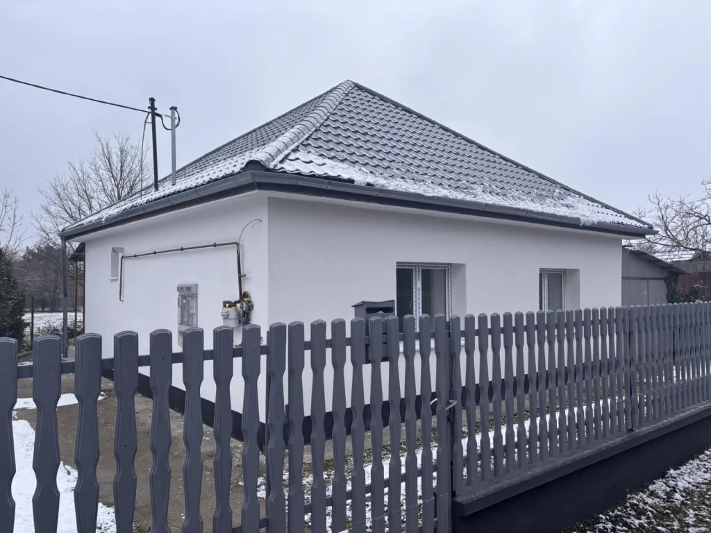 FELÚJÍTOTT FÖLDSZINTES, 2 SZOBÁS TEHERMENTES CSALÁDI HÁZ, GARÁZZSAL, ERCSIBEN