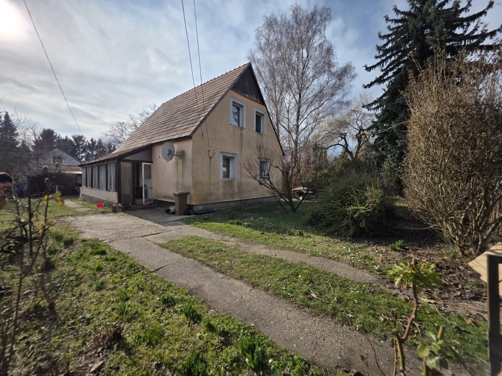 Tetőtér beépítéses családi ház Velence csendes lakóövezetében