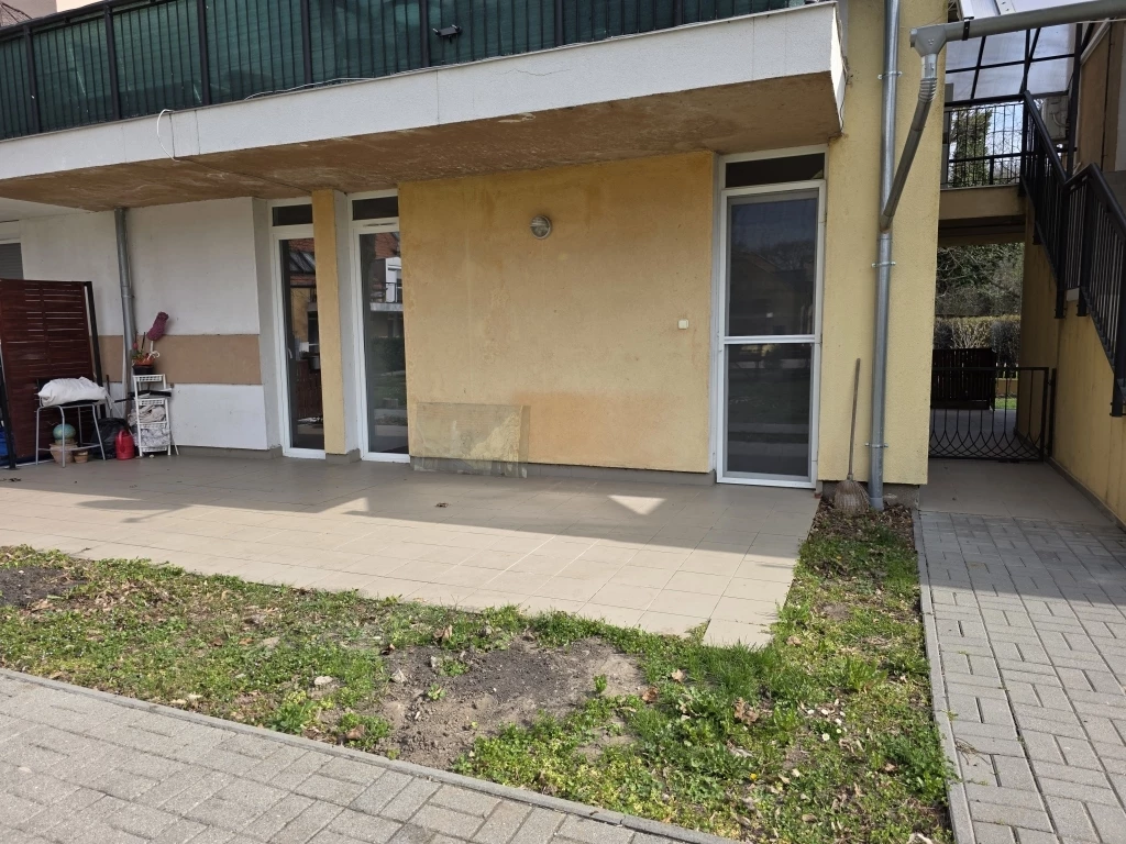 GÁRDONYI ZÁRT LAKÓPARKBAN, FÖLDSZINTES, KERTKAPCSOLATOS, AZONNAL KÖLTÖZHETŐ LAKÁS ELADÓ