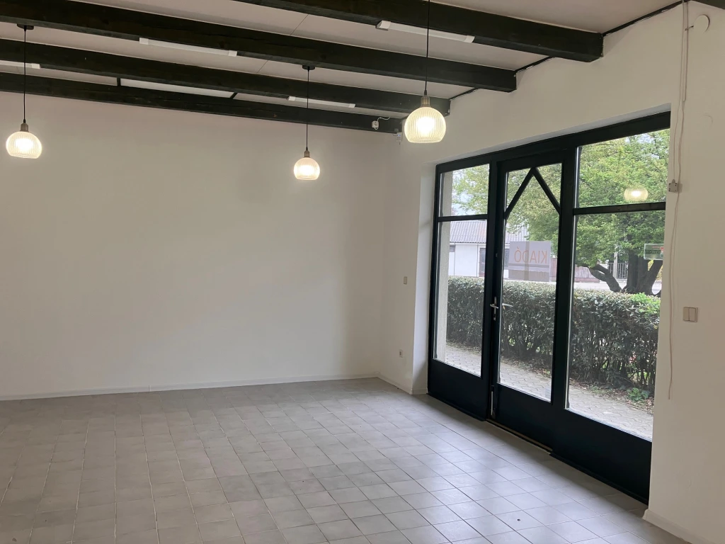 ÖREGHEGYEN KIADÓ EGY 46 NM-ES UTCAFRONTI ÜZLET, IRODA