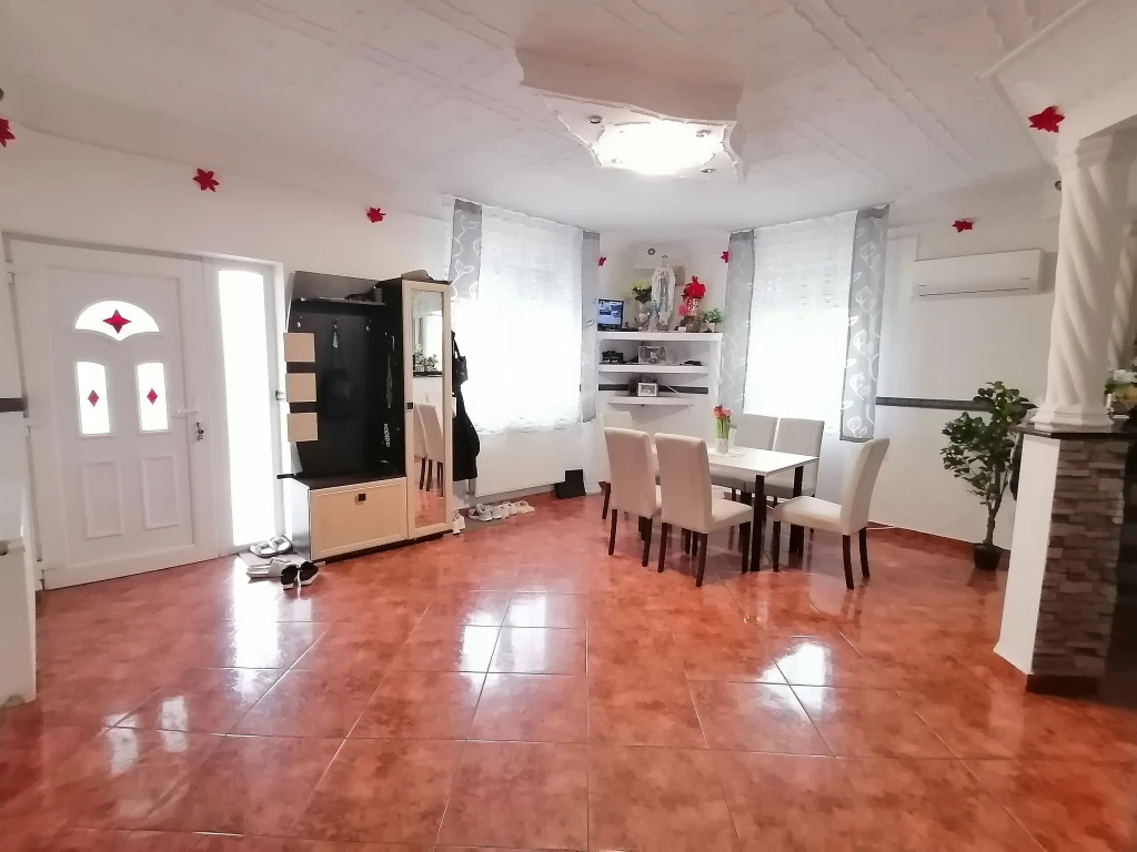 ELADÓ CSALÁDI HÁZ 2 GARÁZZSAL PUSZTASZABOLCSON!!