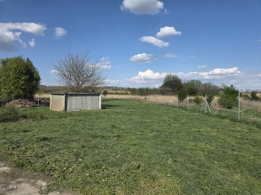 BEFEKTETŐK FIGYELEM! VELENCE BENCE-HEGY TÖVÉBEN, RÉT BESOROLÁSÚ INGATLAN ELADÓ!