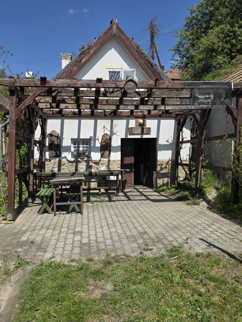 VELENCE BENCE-HEGY LÁBÁNÁL, TÖRTÉNELMI PINCESORON 2 SZINTES PRÉSHÁZ ELADÓ!