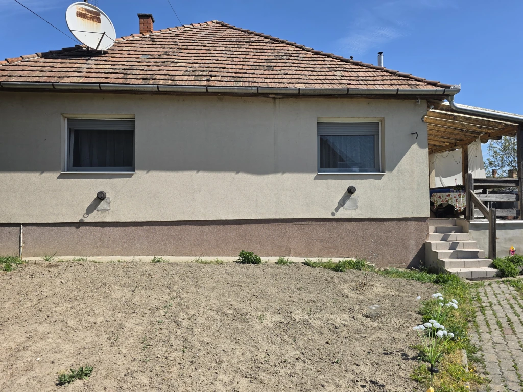 HANGULATOS CSALÁDI OTTHON DUNA PART KÖZELÉBEN ERCSI KÖZPONTJÁBAN!