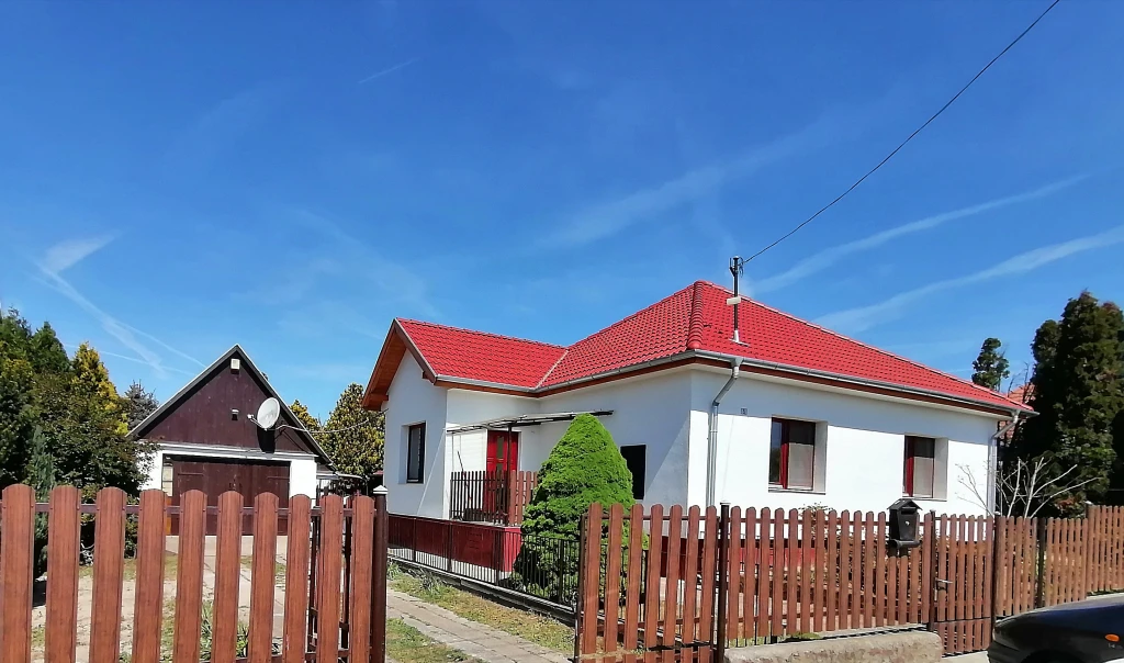 ELADÓ 2 LAKRÉSZBŐL ÁLLÓ, TEHERMENTES CSALÁDI HÁZ PUSZTASZABOLCSON!
