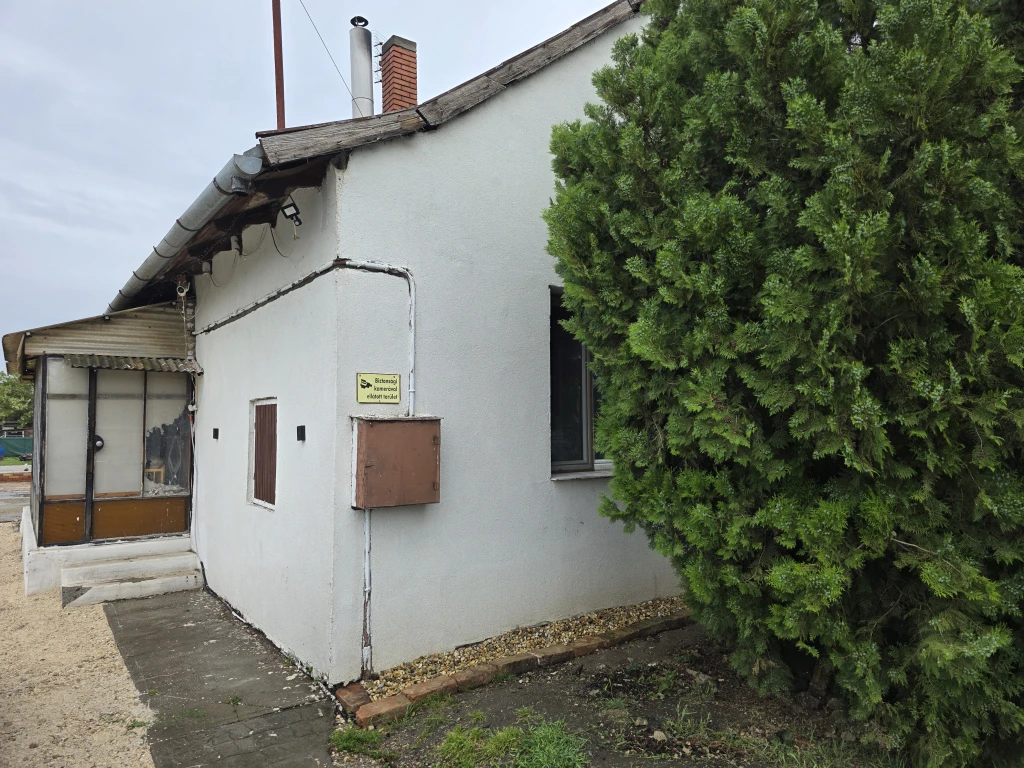PUSZTASZABOLCS VELENCEI FELŐLI OLDALÁN 3 SZOBÁS FÖLDSZINTI CSALÁDI HÁZ ELADÓ!