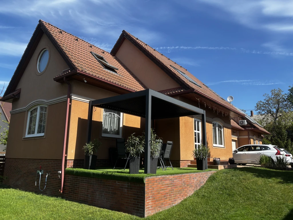 Igényes otthon eladó a Vezér utcákban!