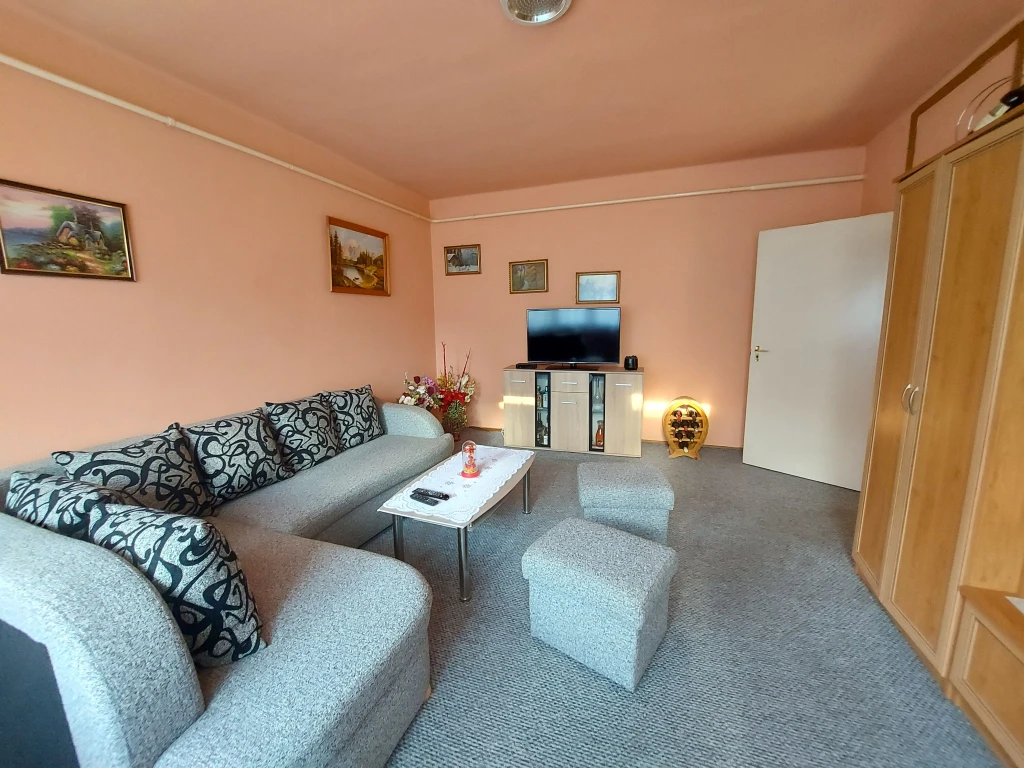 Eladó földszinti, 80 m²-es panel lakás Szabadegyházán – tágas otthon zöld környezetben!