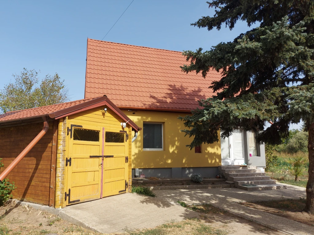 Sukorón eladó felújított, természetközeli otthon 1530 m²-es telekkel!