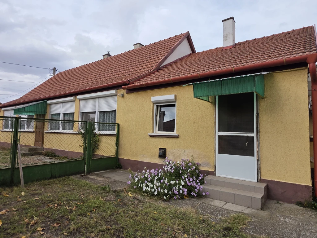 SEREGÉLYES SZŐLŐHEGYEN SZÉP ÁLLAPOTÚ CSALÁDI OTTHON ELADÓ