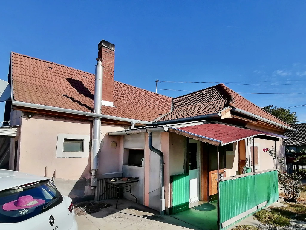ELADÓ 78 M2-ES CSALÁDI HÁZ PUSZTASZABOLCSON 2 GARÁZZSAL!