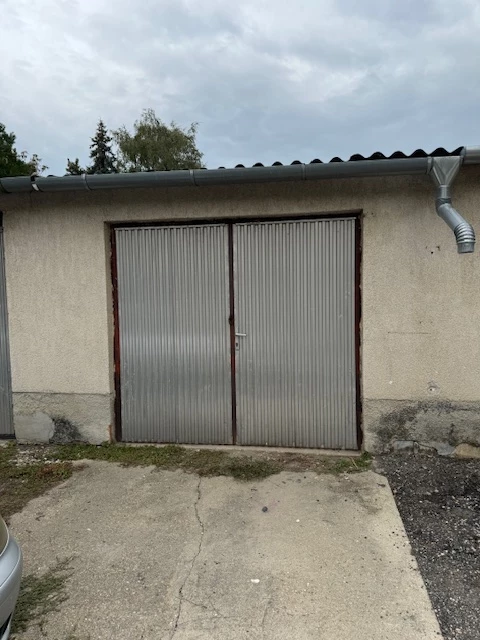 For rent detached garage, Tata