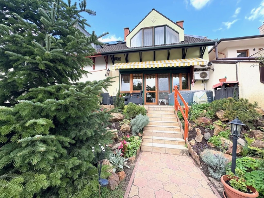 Postakerti tágas sorház eladó!