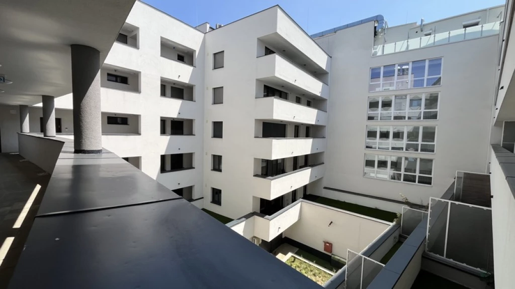 Párizsi udvarban újszerű lakás eladó!