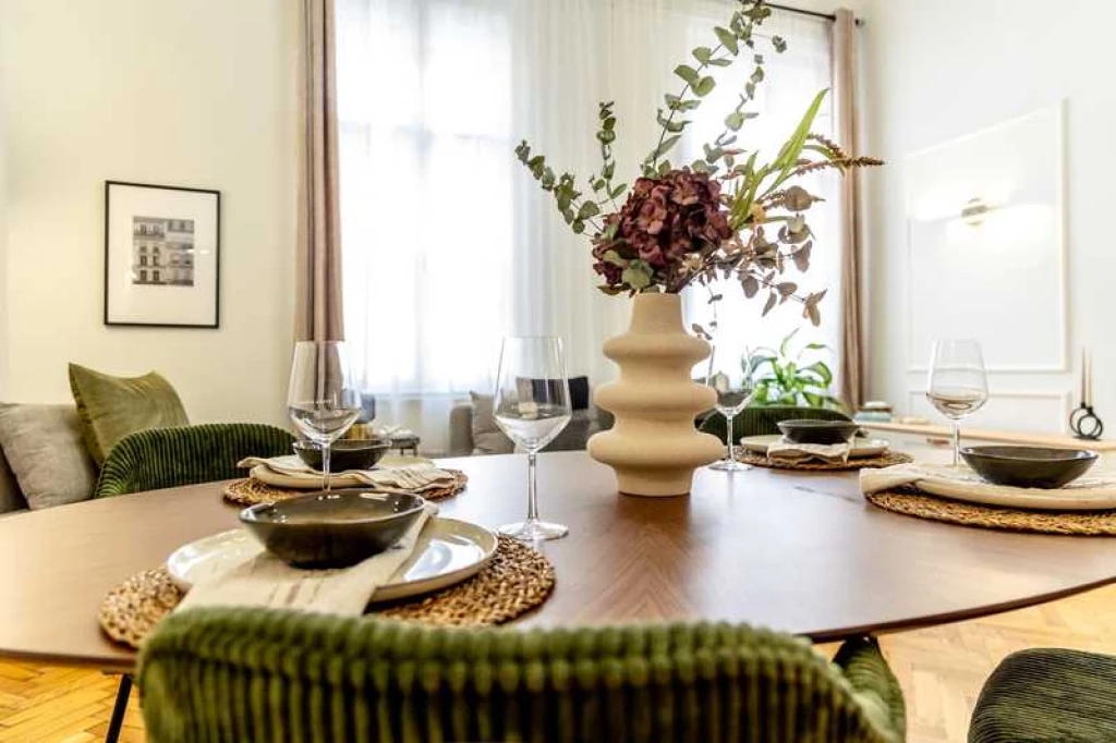 Piac utcán felújított polgári lakás eladó!