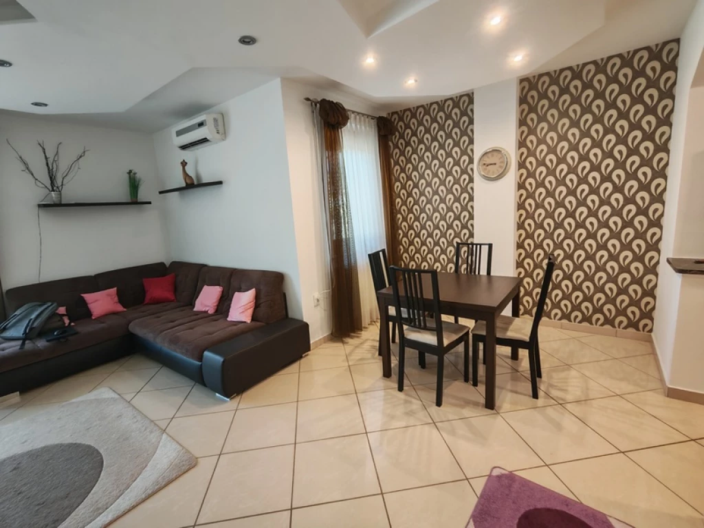 Tágas, szép állapotú sorház eladó!